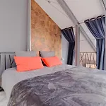 Air-Conditioned Duplex Apartment With Furnished Terrace In The City Center